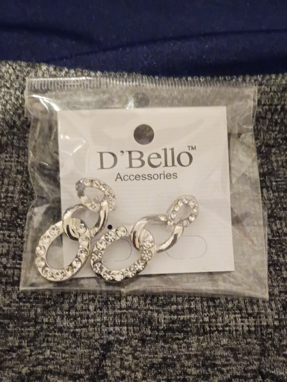 Queen Hoodie Outfit With Earrings . - Picture 2 of 12